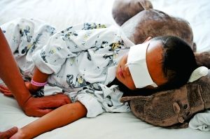 9月2日，小斌斌在病床上休息。山西省眼科医院院长贾亚丁介绍，医院安排心理专家对患儿及家属进行心理治疗。