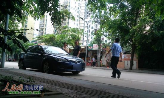 穿警服的男子走向和自己的车并发现罚单