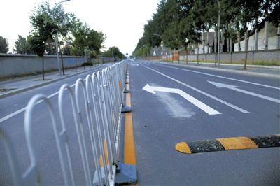 楼梓庄路东，飚车的路已经安装了隔离护栏和减速带。新京报记者