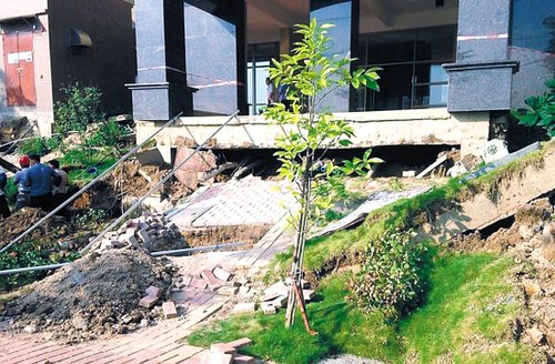 广东珠海一小区路面下陷3米 回应称因软土下沉