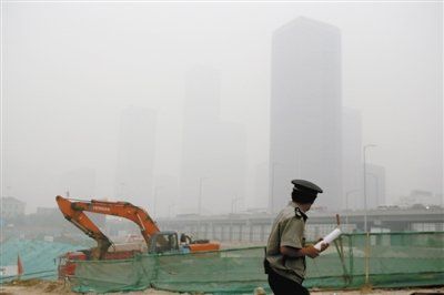 6月28日，CBD核心区。当天北京重度污染，PM2.5浓度一直在400微克/立方米以上。