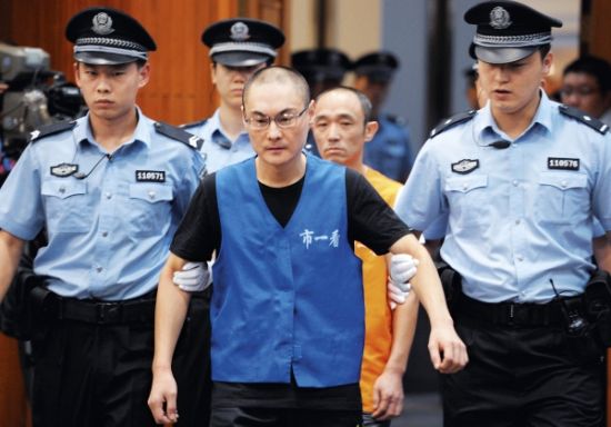 　9月16日，北京大兴摔死女童案在北京市第一中级人民法院开庭审理，被告人韩磊（前）、李明接受庭审。