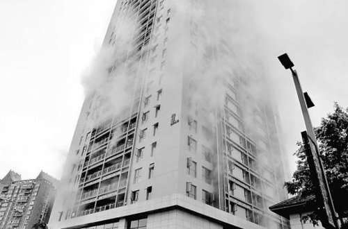 起火高楼有25层，事发时正在进行装修。