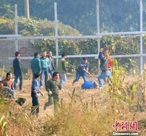 农民工被殴打在地网络截图摄
