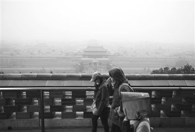 昨日，北京城包裹在雾霾之中。新京报记者