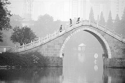 10月28日，市民走在合肥市雾霾笼罩的公园里。新华社发