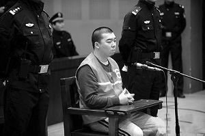 吉某在法庭上受审 法院微博图片
