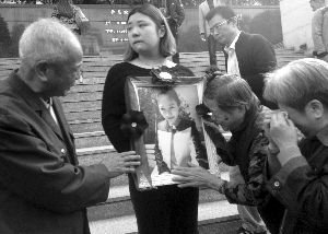 庭外，被害人的亲属悲痛万分 现代快报记者 李绍富 摄