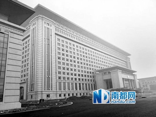 图片显示，湖南攸县新建的发展中心楼群气派，广场庞大。 图片来源：天涯论坛