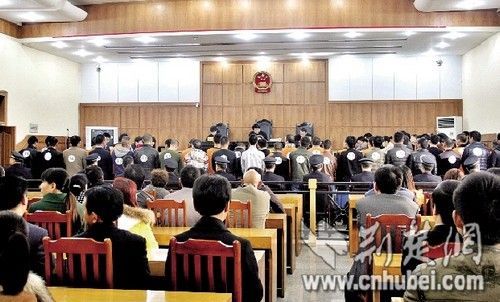 图为：公审现场