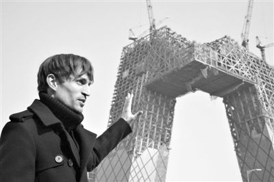 2008年2月，建筑师奥雷·舍人在中央电视台新址大楼的工地外。图/CFP
