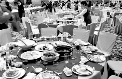 今年1月20日，一国企在广州一家五星级酒店摆了70桌。临近年底，在中央“严抓四风”背景下，北京国企机
