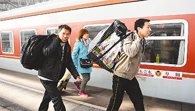 农民工从阜阳坐火车去东莞打工。
