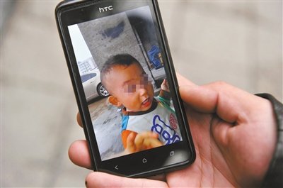 昨日，重庆儿童医院，家长展示手机里原原出事前的照片。图/CFP
