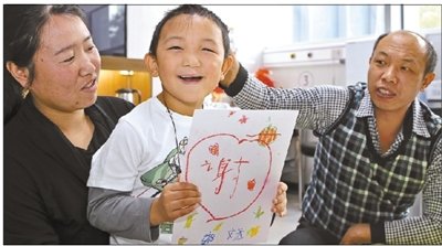 就在出院前两天，小斌斌在妈妈的帮助下，亲手画了一幅爱心满满的画送给所有惦记他的好心人供图/深圳希玛林
