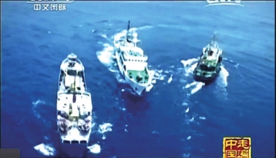 纪录片《蓝疆卫士》中，我海监船撞击武装渔船的画面