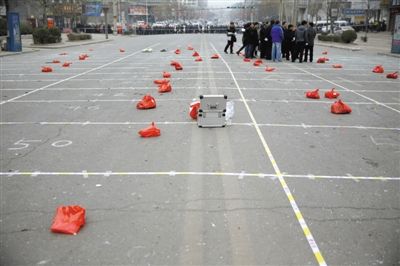 昨日，蒲城县迎宾路，警方对案发现场路面划分了86个方格，提取现场遗留物品进行取证。据华商报