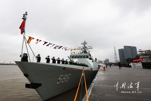 1月8日，某新型导弹护卫舰吉安舰入列海军东海舰队命名授旗仪式现场。新华社发