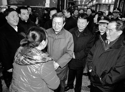 图为副总理马凯正在询问乘客候车情况 摄/法制晚报 记者 杨益