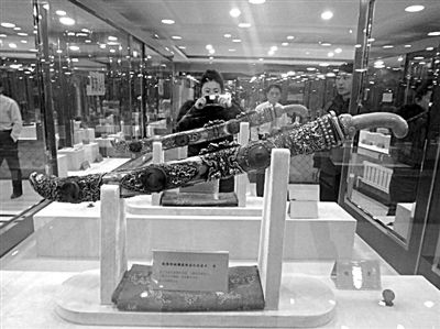 程红的博物馆里陈列的乾隆宝刀，据称价值1.2亿元