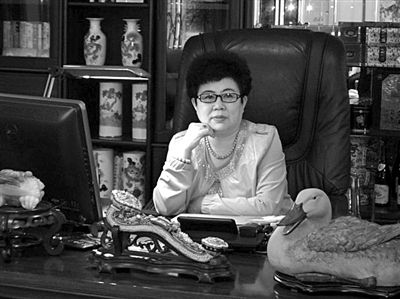 　　程红，辽宁西丰县富商，曾开办辽北第一家私人博物馆，现因集资诈骗被刑拘。