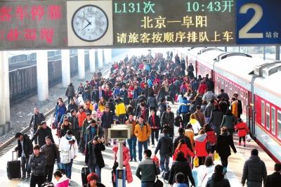 昨天，由北京开出的列车途经安徽亳州火车站，大量旅客回到家乡