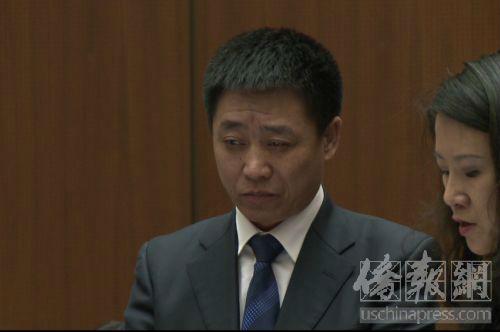 受害者瞿铭的父亲瞿万志在法庭上发表声明。（侨报记者夏嘉摄）