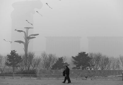 盘古大厦在雾霾中只剩剪影。