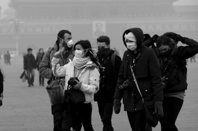 天安门广场戴口罩的外国游客。