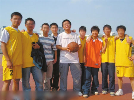 曾世杰（右四）与同学合影（图片来自曾世杰同学的QQ空间）