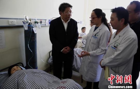 图为青海省委常委、西宁市委书记毛小兵正在询问患者病情。　罗云鹏　摄