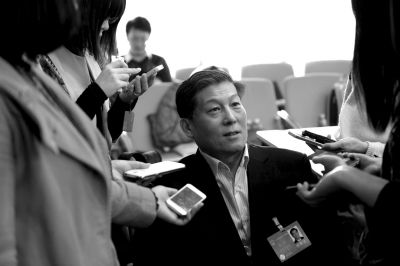 昨天，北京市高院院长慕平接受媒体采访。京华时报记者张斌摄