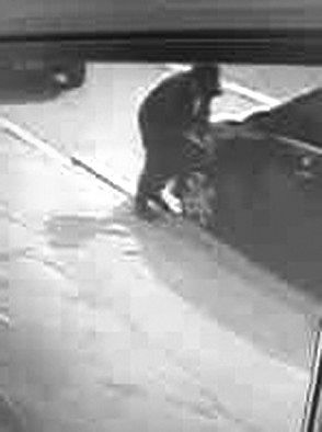 监控显示，一人偷扎车胎。