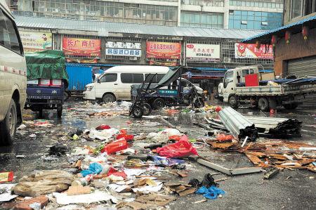 高桥大市场内，大量的垃圾杂乱无章地堆放，商户搬迁时留下的垃圾丢弃在市场内无人问津，触目惊心。