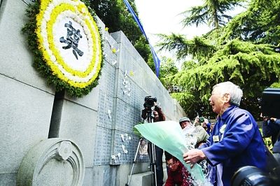 幸存者和遇难者遗属昨在纪念馆“哭墙”前献花。