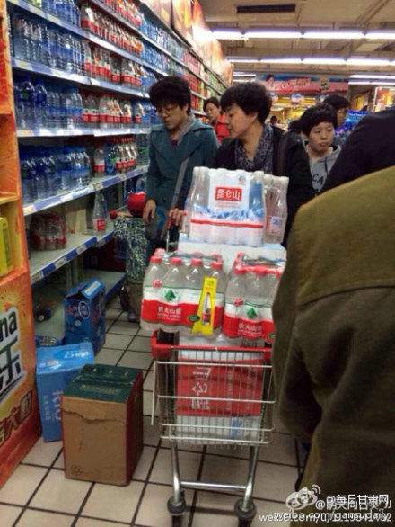 兰州自来水苯含量超标：市民抢水