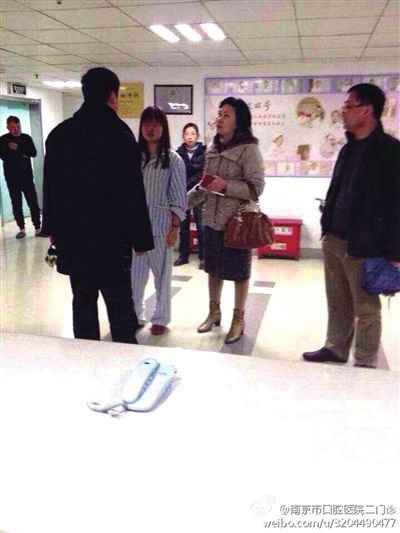 事发现场，打人者袁亚平(右二) (资料图)