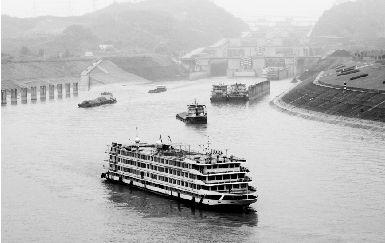 三峡大坝成为长江航运大堵点，不少船只要排队通过船闸。本报记者 孙辰 摄