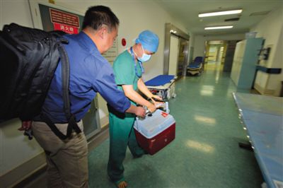 20∶55 活体心脏抵达安贞医院手术室外交给医生。