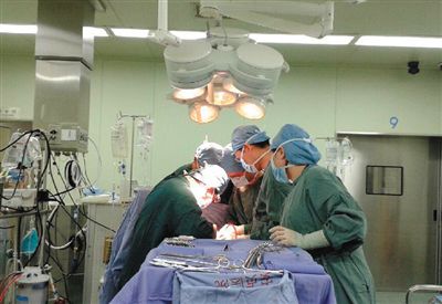 22∶30 手术正在紧张进行中，著名心脏外科专家孟旭主任主刀。