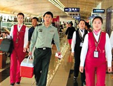 17∶25 南航工作人员引导陪运医务人员走快速登机通道。网络截图