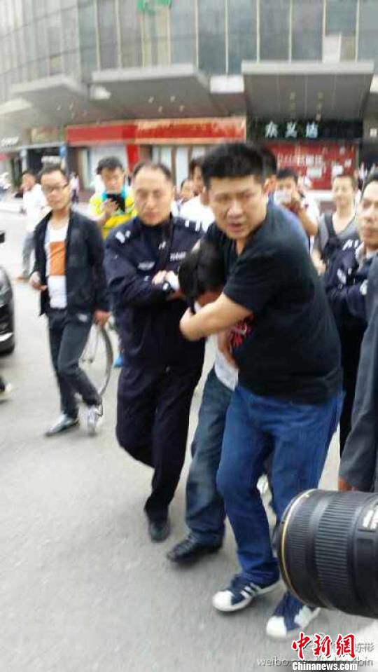 南京新街口银行人质劫持事件：劫持者十分钟内被抓
