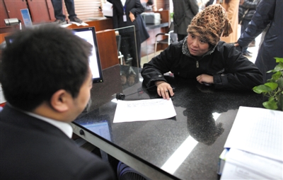 2011年12月1日,西城区德胜街道办事处,一位市民前来咨询公租房申请流程