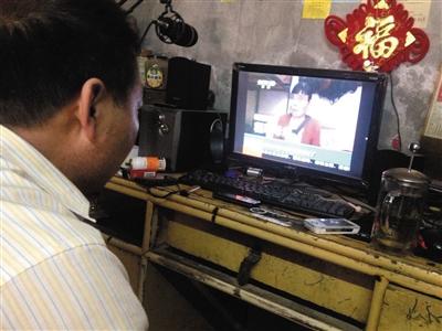 　昨日，奶西村，打人视频拍摄者常某的父亲坐在电脑前看关于此事的报道。