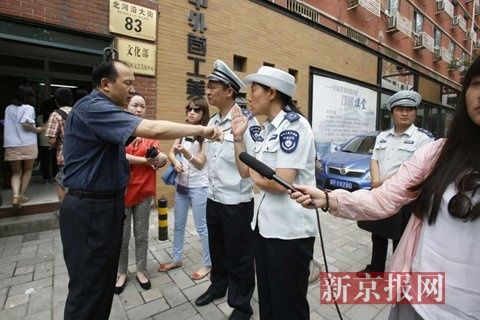 市环保局和东城区环保局联合出动，再次检查国家文物局食堂环境污染问题，在门口受阻。新京报记者 高玮 摄