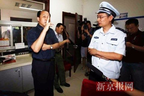 国家文物局的一名工作人员正在与执法人员对峙。新京报记者 高玮 摄