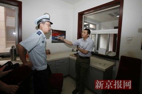 国家文物局的一名工作人员正在与执法人员对峙。新京报记者 高玮 摄