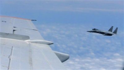 国防部网站12日公布的视频截图,日本F-15军机从中国图-154机头方向危险切入,两者最近距离约30米左右。