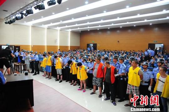 徐州市中级人民法院召开毒品犯罪案件集中宣判大会,11名被告人被判处死刑、无期徒刑和有期徒刑不等。