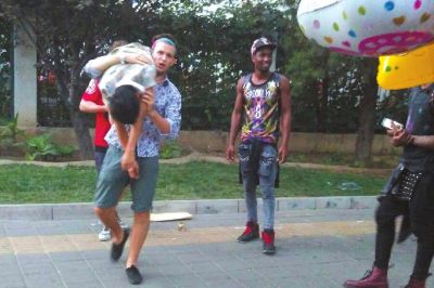 　一名外籍男子扛起醉汉离开。图片均由网友徐先生提供